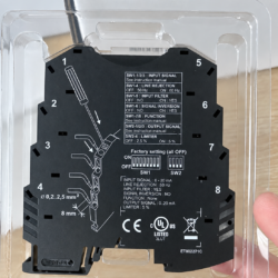 Mặt bên Seneca K109S với bảng hướng dẫn cấu hình DIP switch SW1 và SW2