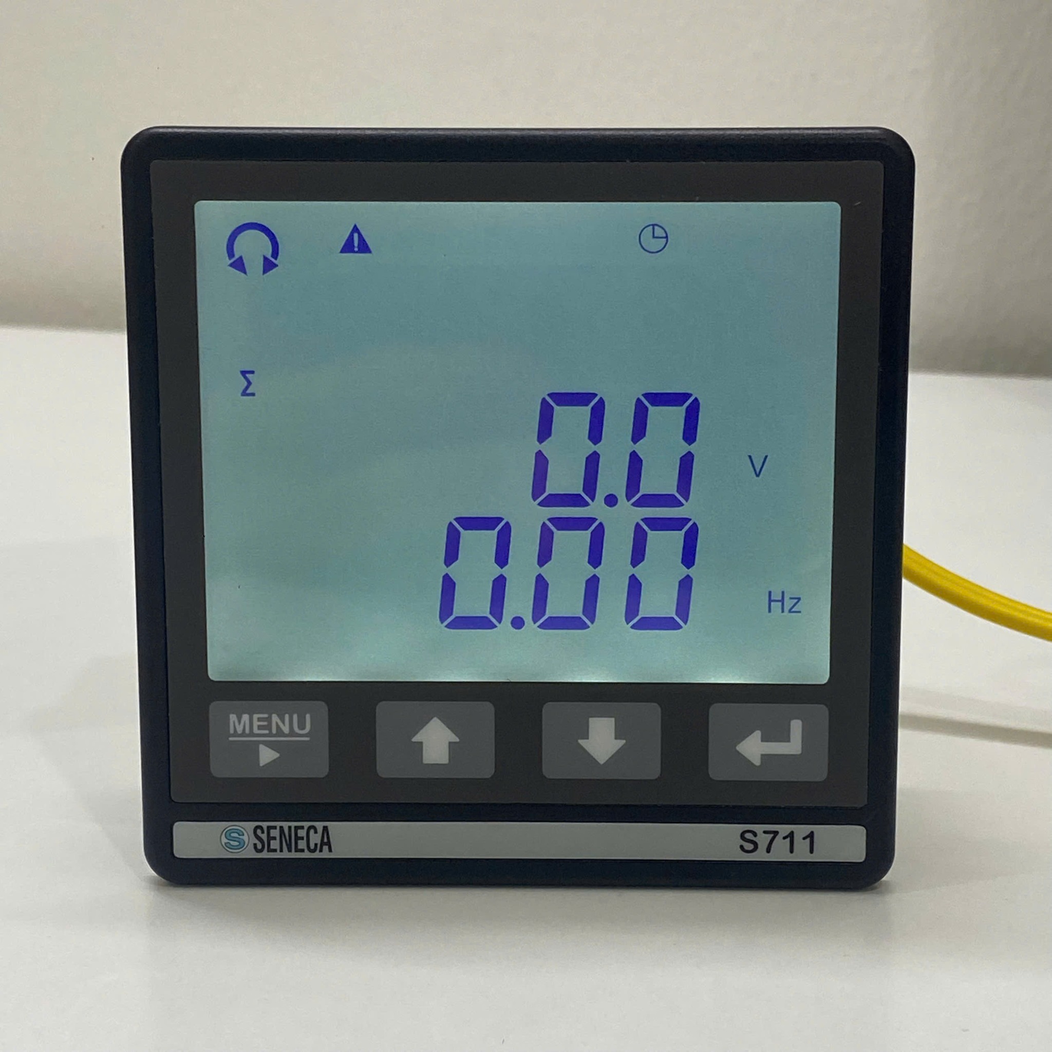 Hiển thị điện áp và tần số S711B6MOD Màn hình hiển thị điện áp và tần số trên Seneca S711B6MOD